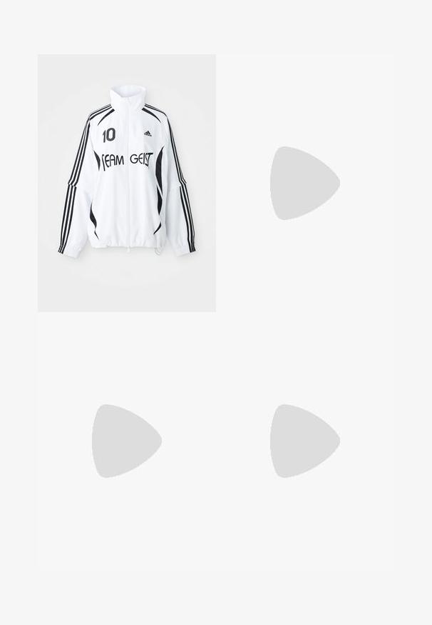Bela jakna s črnimi detajli, z visokim ovratnikom, zadrgo spredaj, logotipom Adidas, velikim odtisom "10" in besedilom "TEAM GEIST".; Svetlo modra polo majica s kratkimi rokavi, ki vsebuje rdeče diamante in majhne logotipe, izdelana iz gladkega, elastičnega materiala.; Hlače širokega kroja kremne barve z zigzag vzorcem, opremljene z črnim logotipom na pasu in stranskimi črnimi črtami. Lahka, teksturirana tkanina.; Kremna atletska teniska obutev z tremi bež črtami, usnjatom in tekstilnim materialom, teksturiranim podplatom ter embosiranim logotipom na peti.