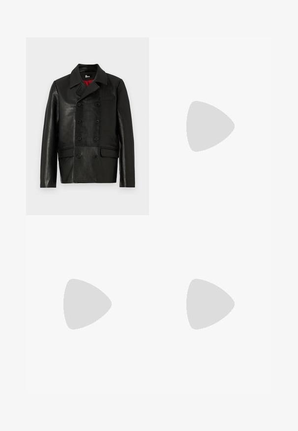 The Kooples BLOUSON - Veste en cuir - black; T-shirt en coton noir avec un col rond et des manches courtes. Présente un petit logo bleu sur la poitrine gauche. Design simple et droit.; Pantalons à large jambe en tissu léger, présentant un design en blocs de couleur noir, gris et bordeaux avec une taille élastique.; Des baskets en suède noir avec une semelle en caoutchouc blanc, présentant un design classique à talon bas, un bout rond et des lacets plats noirs.