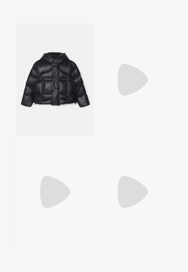 DSQUARED2 ICON PUFFER KABAN - Chaqueta de plumas - black; Filippa K Jersey de punto - black; Tiger of Sweden DES - Vaqueros rectos - black; Zapatilla blanca con acentos de ante, puntera redondeada, cordones planos y suela de goma color crema. Presenta un logo verde en el talón.
