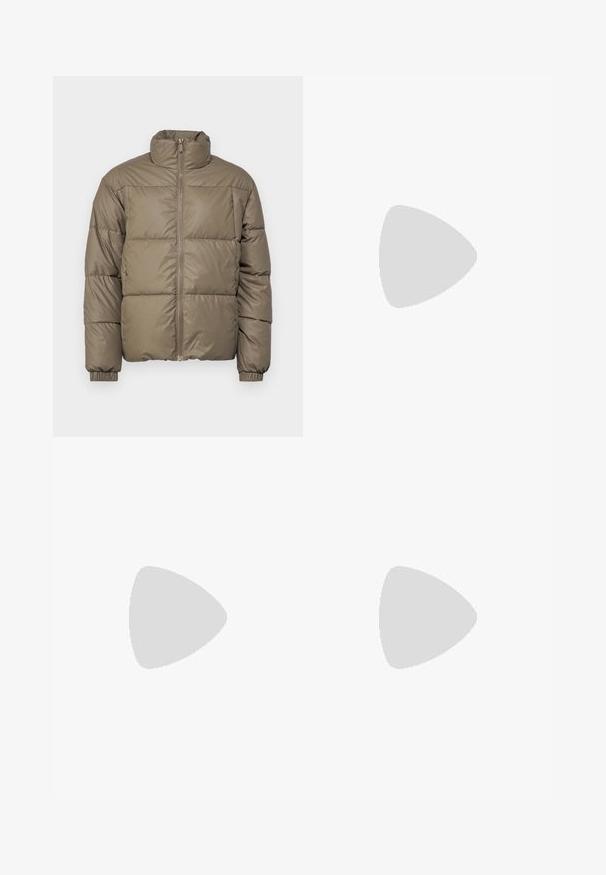 Giacca a vento imbottita in verde oliva, con colletto alto, zip frontale e polsini elasticizzati. Il tessuto è liscio con pannelli cuciti.; Camicia di flanella beige con colletto, dotata di due tasche sul petto, bottoni neri e maniche lunghe con polsini bottonati.; Jeans in denim beige con un design a gamba dritta, dotati di cinque tasche, chiusura a bottone e leggere sfumature lungo il tessuto.; Mocassini beige chiaro con punta affusolata, materiale liscio, una fascia sulla tomaia e una suola bassa marrone. Design semplice con accenti minimi.