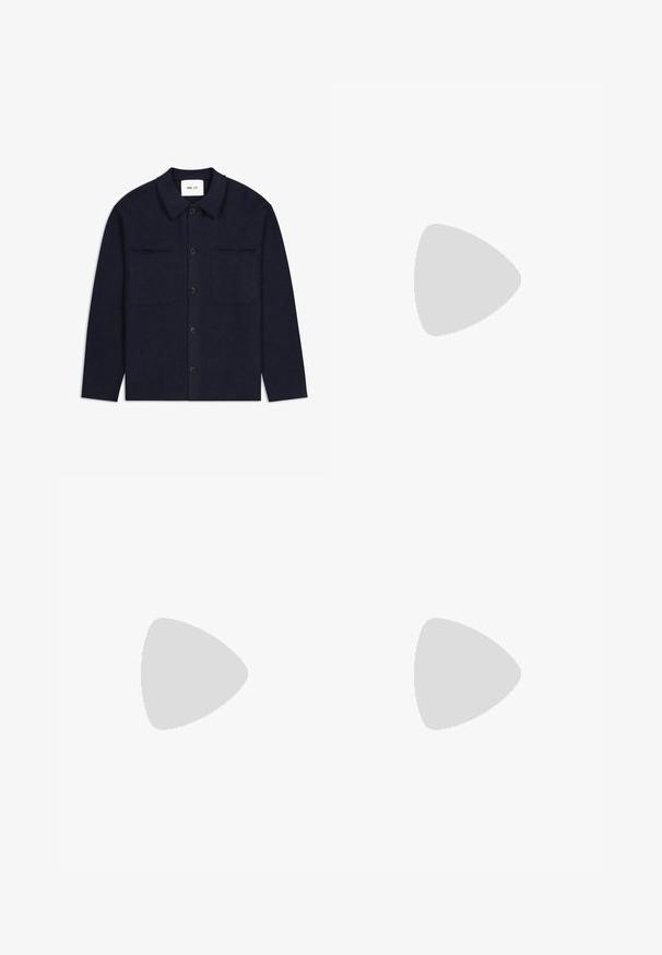 Marineblå ullskjortejakke med krage, frontknappelukking, to brystlommer og lange ermer. Teksturet stoff med minimalt design.; Filippa K RELAXED SWEATER - Strikkegenser - moss grey; Mørkeblå bomullsbukser med rette ben, med frontknappelukking og to sidelommer. Glatt tekstur, uten synlige mønstre.; Svart lær sneakers med grå detaljer, hvit gummisåle, rund tå og seks svarte snøringhull. Teksturert sidetafele.