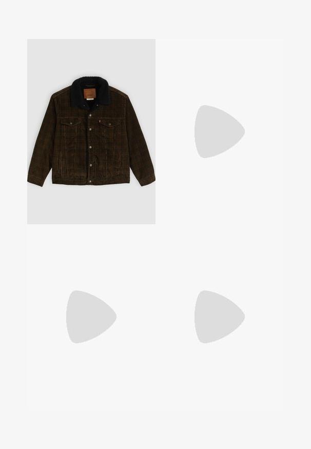 Bruine corduroy jas met een zwarte fleece kraag, twee borstzakken, zilveren knopen en een label aan de binnenkant van de hals. Zacht, gestructureerd materiaal.; Witte t-shirt met korte mouwen van katoen, voorzien van een zwarte grafische afbeelding op de linker borst met het woord "Fresh."; Zwarte recht gesneden jeans met oranje stiksels, vijf-pocket ontwerp, riemlussen en sluiting met een knop en ritssluiting aan de voorkant.; Donkerbruine leren loafers met een ronde neus, verhoogde stiksels en een lichte hak. Gladde textuur en klassiek ontwerp.