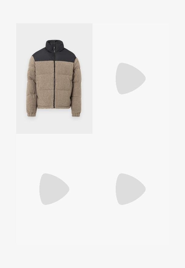 Doudoune avec un corps en polaire texturée marron et un haut en nylon noir. Elle présente un col haut et une fermeture éclair à l'avant.; T-shirt blanc à manches courtes avec le texte rouge "Édition Originals du Studio" sur la poitrine gauche, présenté sur un fond gris neutre.; Deux paires de shorts roulés : une beige et une noire, en tissu lisse, avec un bouton à l'avant et un design classique.; Baskets blanches sans lacets avec une surface texturée, une semelle épaisse et un design minimaliste. Présente le logo de la marque sur le côté.