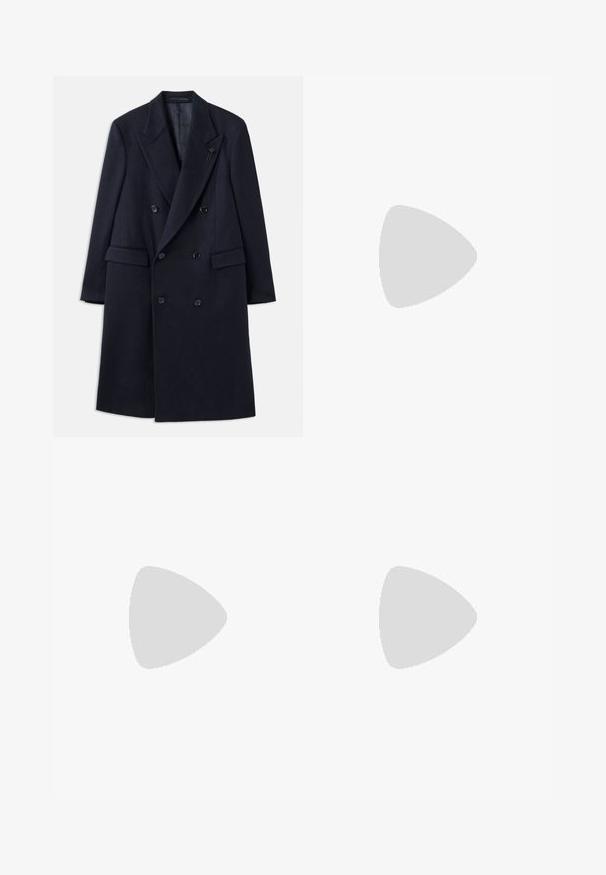 Cappotto doppiopetto navy con revers, realizzato in un materiale simile alla lana. Presenta bottoni neri e tasche frontali. Design minimalista.; Camicia bianca a maniche lunghe realizzata in tessuto morbido. Presenta un colletto classico, chiusura con bottoni e maniche con polsini, con un'attenzione al dettaglio minima.; Pantaloni neri realizzati in un tessuto liscio, con una piega sul davanti, chiusura con bottone e risvolti alla caviglia.; Mocassino in pelle nera con finitura lucida, punta arrotondata, dettagli di cucitura sottili e suola in gomma spessa per una maggiore durata.