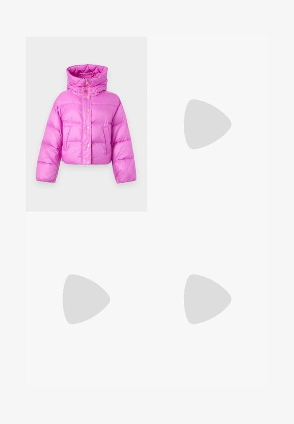 Skraťená ružová puffer bunda s vysokým golierom, prednými patentkami a lesklou textúrou; obsahuje dve bočné vrecká a kapucňu.; Čierne tričko s krátkym rukávom vyrobené z jemnej bavlny, s klasickým okrúhlym výstrihom a hladkou textúrou. Jednoduchý dizajn bez vzorov alebo akcentov.; Čierne nohavice s priliehavým strihom, s plochým predným dielom, dvomi bočnými vreckami a hladkou, matnou textúrou látky. Klasický dizajn, bez vzorov.; Čierne lakované kožené vysoké podpätky s špicatou špičkou a hladkým povrchom, s úzkym stiletto podpätkom. Bez viditeľných ozdôb.