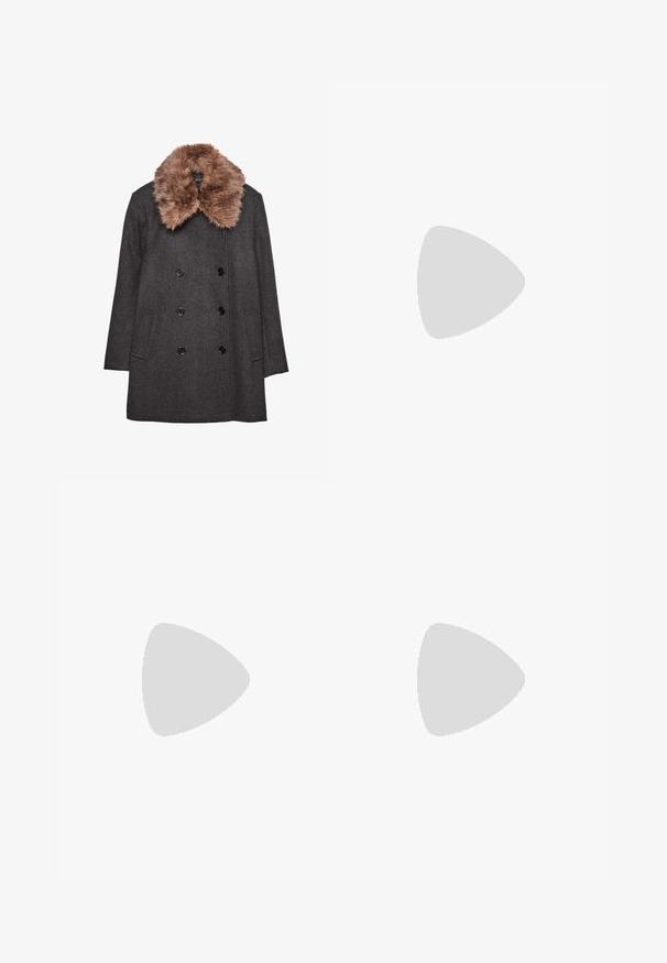Cappotto doppiopetto grigio scuro in lana con due tasche laterali e un ampio colletto in pelliccia sintetica marrone.; Maglione a coste marrone con scollo rotondo e maniche lunghe, caratterizzato da un tessuto testurizzato e una silhouette aderente.; Pantaloni wide-leg in denim scuro con pieghe in vita, dotati di un bottone frontale e passanti per cintura. Texture liscia e design a lunghezza completa.; Stivali da cowboy argentati con punte appuntite, caratterizzati da intricati disegni in rilievo e una cerniera laterale. Il materiale è lucido e liscio, con un tacco basso a blocco.; Mango Shopping bag - dark brown