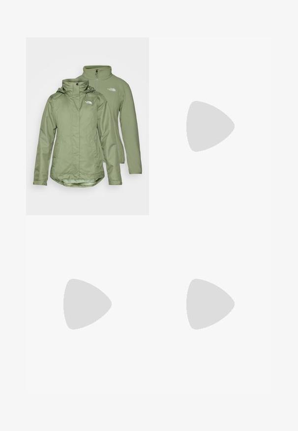 Δύο ελαιόχρωμα μπουφάν: ένα εξωτερικό αδιάβροχο κέλυφος με κουκούλα και μια μαλακή εσωτερική στρώση, και τα δύο με απλό σχέδιο και λεπτομέρεια λογότυπου.; Κοντοκομμένο μπλουζάκι μακρυμάνικο από εκρού βαμβάκι, με μικρό μαύρο λογότυπο στο αριστερό στήθος και στρογγυλή λαιμόκοψη.; Μαύρα νάιλον παντελόνια cargo με φερμουάρ που αφαιρούνται, ρυθμιζόμενους καρπούς, πολλαπλές τσέπες και λογότυπο στο δεξί πόδι. Απαλή, ελαφριά υφή.; Μπεζ και κρεμ αθλητικό παπούτσι με υφασμάτινη άνω επιφάνεια με υφή, υποστηρικτικά overlay και καουτσούκ σόλα με σχέδιο πέλματος για πρόσφυση.