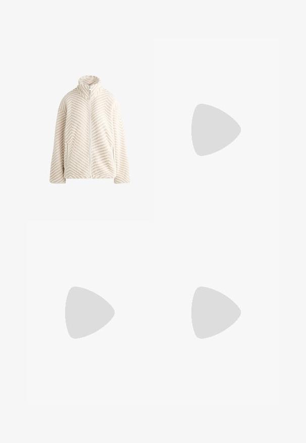 Krémszínű polárdzseki hiszáldíszítéssel. Magas gallérral, teljes előlapi cipzárral és oldalsó zsebekkel rendelkezik. Puha tapintású.; Tej színű, puha anyagból készült pulóver. Kerek nyakkivágással, esett vállakkal, valamint bordás mandzsettákkal és aljjal rendelkezik. Egyszerű, minta nélküli dizájn.; Fekete nadrág, széles szárakkal, magas derékkal és oldalsó hasítékokkal a könnyű mozgás érdekében. Simító, rugalmas anyagból készült.; Felhőfehér sportcipő, texturált kötött felsőrésszel és rugalmas talppal, díszes fűzőkkel és hátul pull tab-bal.