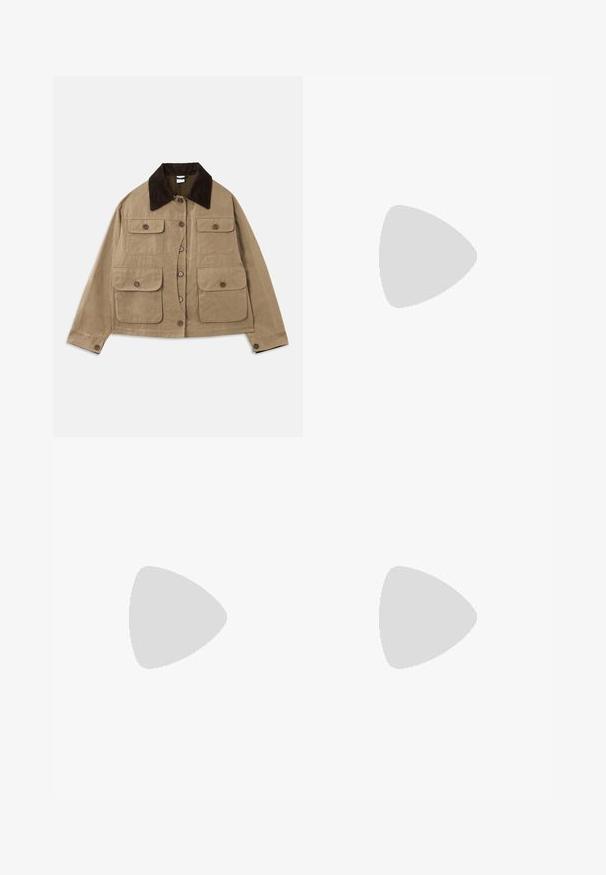 Beige Baumwolljacke mit dunkelbraunem Cordkragen, vier Fronttaschen, Knopfverschluss und langen Ärmeln. Hat eine lässige Passform.; Krèmi-farbene Kurzarm-T-Shirt mit rundem Ausschnitt, aus weichem Material gefertigt, mit geradem Schnitt und minimaler Ausstattung.; Weisse Baumwollhosen mit geradem Bein, ausgestattet mit einem elastischen Bund, zwei Fronttaschen und ungefransten Säumen.; Schwarze Lackleder-Slingbacks mit spitz zulaufender Zehenpartie, verstellbarem Knöchelriemen und moderatem Blockabsatz. Glatte Textur mit glänzender Oberfläche.