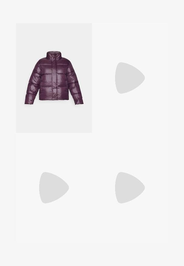 Lilla pufferjakke med høy krage, kviltet design og blank finish. Har lange ermer og en kortet silhuett.; Grå, ermeløs crop-top med vid rund halslinning og utskåret rygg. Laget av mykt og elastisk stoff med en jevn tekstur.; Navy høytliv leggings laget av stretchstoff. Har flate sømmer og god passform, med to sidelommer for oppbevaring.; Hvit sportsko med mesh-overdel, tre svarte striper på siden, teksturerte detaljer og en solid gummisåle med en kontrasterende svart seksjon.