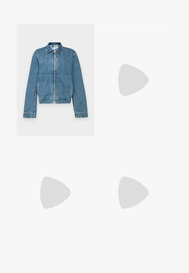 Sunnei Bomberjacke - light washed denim; Ärmelloser Pullover aus strukturiertem cremefarbenem Stoff mit sichtbaren, abgenutzten Details und einem schwarzweißen Grafikdesign, das Zahlen und einen Kreis zeigt.; Schwarze Sportshorts mit einem elastischen Bund, knielangem Design, glatter Textur und einem kleinen Logodetail an der unteren Seite.; Weiße und graue Sneakers mit grünen Akzenten, ausgestattet mit einem oberen Teil aus Mesh und einer Gummisohle, kombiniert mit blauen Jeans mit ausgefransten Säumen.