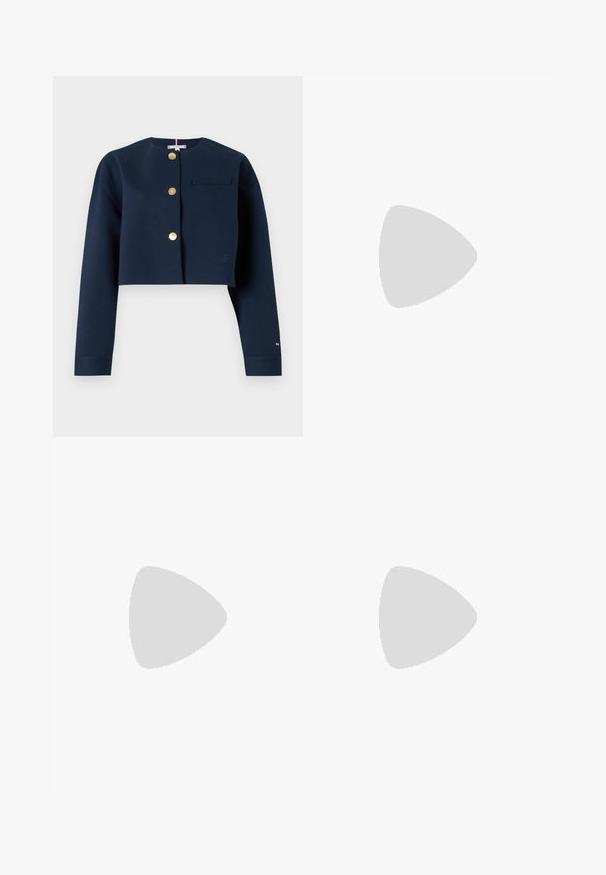 Tommy Hilfiger PUNTO CROP LADY JACKET - Sommerjakke - dark night navy; Hvit tanktopp laget av ribbestrikket stoff, med svarte detaljer langs halslinningen og armhullene, med en tettsittende silhuett.; sandro Shorts - marine; Sportssko med en hvit skinnoverdel, grå semsket tå og tre svarte striper. Har en blå logo på tungen og en teksturert gummisåle.; Brune skilpaddeskall solbriller med ovale linser og mørk grå toning. Har en gullfarget aksent på templene. Glatt plastoverflate.; Brun skinnveske med strukturert overflate og sølvfarget hardware, holdt med en hånd ved siden av et brun skinnskjørt og et mønstrete genser.