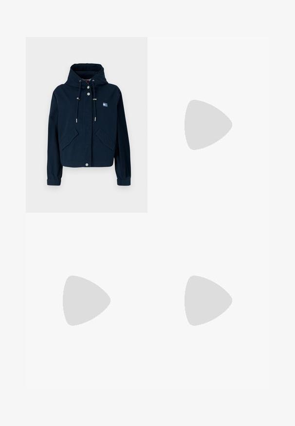 Marineblå cropped jakke med snoretræk i hætten, sølvfarvede detaljer, to frontlommer og et broderet logo på brystet.; Hvid bomulds T-shirt med korte ærmer, rund halsudskæring og et diskret broderet logo på brystet. Glat tekstur, klassisk pasform.; Sorte jeans med høj talje og vide ben, foran med knap og lynlås, bæltestropper og fem lommer inklusive en lille møntlomme.; Sort lavtop sneaker lavet af syntetisk materiale, med en hvid gummisål, sorte snørebånd og et lille hvidt logo på siden.