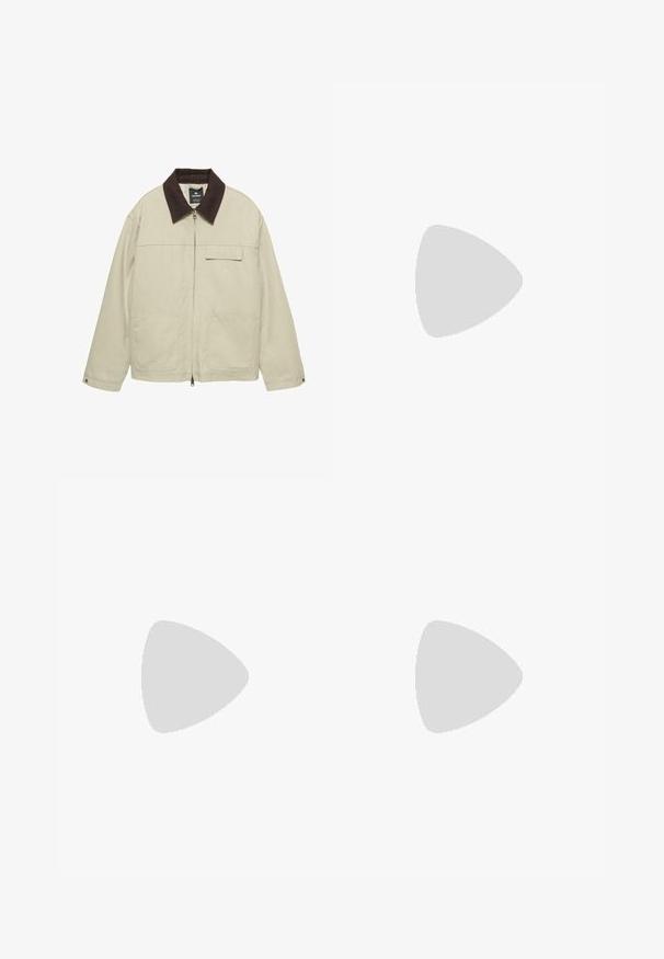 Beige jas met een donkerbruine kraag, voorkant met rits, klepborstzak en twee lagere voorzakken met klep, lange mouwen met drukknopen.; Witte korte mouwen shirt met een knoopsluiting aan de voorkant, kraag en een enkele borstzak. Gemaakt van lichte stof met een gladde textuur.; Witte denim shorts met een rechte snit, vijf zakken en zichtbare stiksels. Voorzien van een sluiting met een knop aan de voorkant en een klein merkje aan de zijkant.; Witte sneaker met een glad synthetisch bovenwerk, ronde neus, platte veters, gestructureerde zool en een gelaagd, platformontwerp voor extra hoogte.