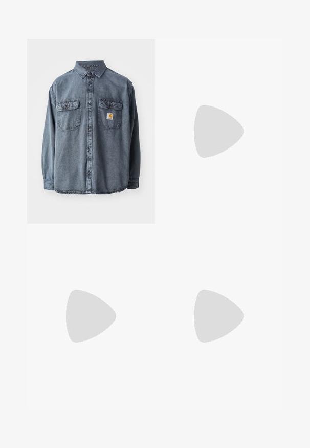 Chemise en jean grise délavée, avec un col boutonné, deux poches poitrine et un petit patch logo sur la poche gauche.; T-shirt en coton blanc présentant un motif illustré coloré de plantes et de fruits. Le texte en dessous indique "CREAM OF THE CROP CARHARTT WIP 1989."; Shorts cargo verts olive avec ceinture élastique et boucle noire. Présente des poches latérales et une petite étiquette de marque sur la jambe inférieure.; Baskets en cuir beige avec une finition texturée, bout rond, col rembourré et lacets plats. Associées à des chaussettes noires à côtes, posées sur un tapis bleu.