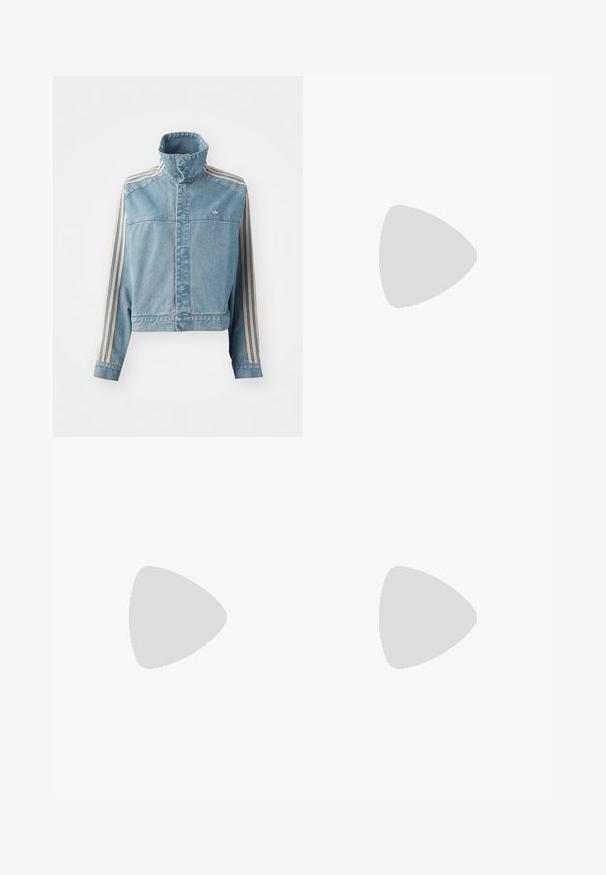 adidas Originals Jachetă din denim - indigo denim; Top scurt alb cu inserții, guler rotund și design fără mâneci. Prezintă un material texturat pentru un plus de detaliu și flexibilitate.; Jeans cu picioare largi din denim de culoare bleu deschis. Caracteristicile includ styling clasic cu cinci buzunare, închidere cu nasture și margini desfăcute.; Pantofi din piele întoarsă albaștri cu dungi roz și șireturi albe, având o talpă din cauciuc gumat, asortați cu pantaloni din denim largi pe o suprafață verde.