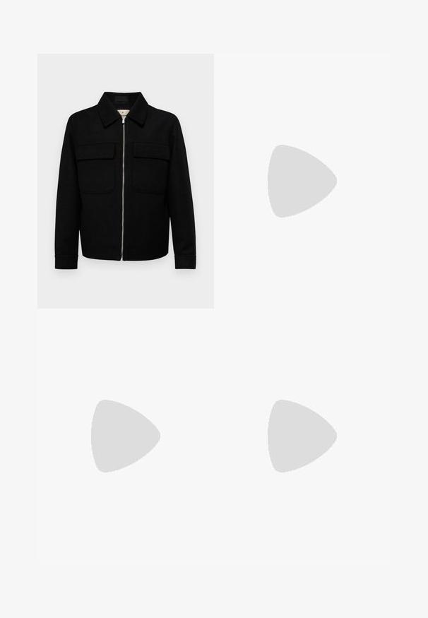 Zwarte wollen jas met een kraag, voorkant met ritssluiting, twee borstzakken en lange mouwen. Soepele textuur met een getailleerde pasvorm.; Blauw-wit gestreepte lange mouwen polo met kraag en een klein rood logo op de linkerkant van de borst. Zacht katoenen materiaal.; Zwarte broeken met een recht model, gemaakt van een gladde stof. Voorzien van een voorplooien en een enkele knoopsluiting bij de taille.; Zwarte leren loafers met een gladde afwerking, voorzien van een decoratieve band en contrasterende stiksels, gecombineerd met beige broeken.