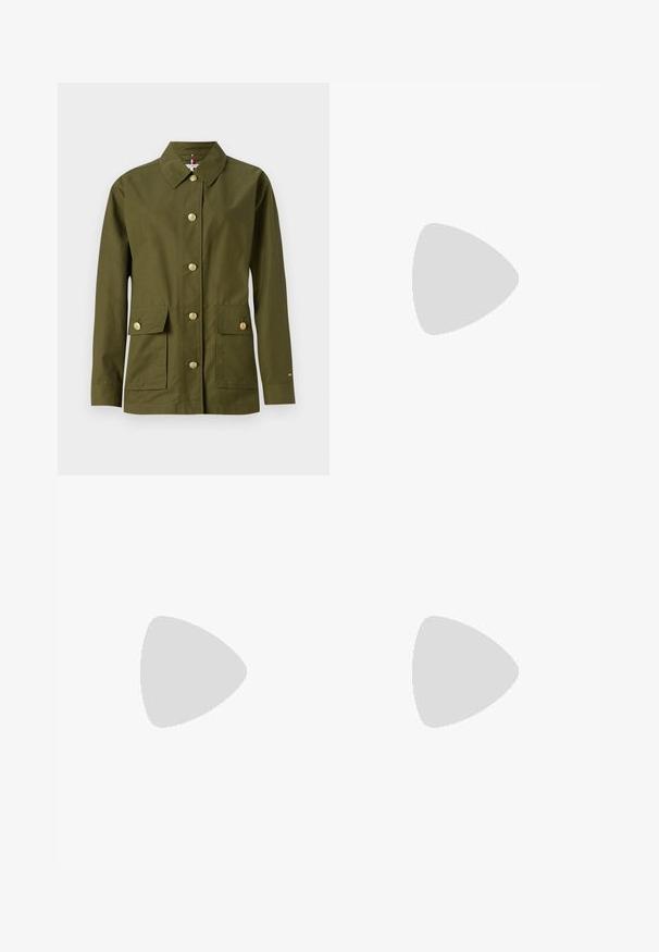 Olivovo zelená bunda s golierom, siedmimi zlatými gombíkmi, dvoma prednými vreckami a rovnými strihom. Vyrobená z hladkej, ľahkej tkaniny.; Biela bavlnená tričko s krátkymi rukávmi, ktoré na ľavej strane hrude obsahuje vyšívaný nápis "SUMMER CLUB" v odtieňoch tyrkysovej a zelenej. Klasický okrúhly výstrih.; Námornícky modré, dlhé rukávy, pletené šaty s rolákom, s rebrovými manžetami a lemovaním, obsahujúce malé logo na hrudi.; Športové tenisky svetlosivej farby so striebornými akcentmi, sieťovaným vrchom, béžovými detailmi a čiernou gumovou podrážkou. Obsahujú šnúrky a polstrovaný golier.