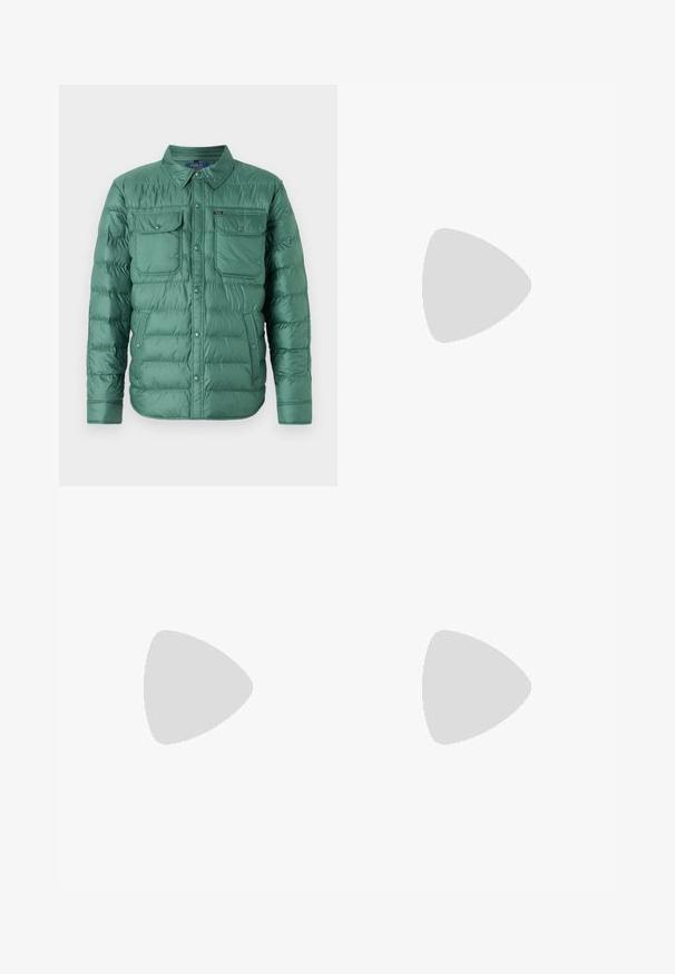 Grüne Puffy-Jacke mit knöpfbarem Vorderteil, zwei Brusttaschen und Seitentaschen. Verfügt über ein gestepptes Design und einen Reverskragen.; Schwarzer Kapuzenpullover aus weichem Stoff. Verfügt über eine Fronttasche, raglanförmige Schultern und gerippte Bündchen. Einfaches, lässiges Design.; Helle beigefarbene, lässig geschnittene Hose mit drei Taschen, Gürtelschlaufen und geradem Bein. Hergestellt aus einem weichen Baumwoll-Mix.; Marineblaue Sneakers mit einem glatten synthetischen Obermaterial, runder Zehenpartie, grauen Akzenten, Schnürdesign und einer weißen Zwischensohle mit einer strukturierten schwarzen Laufsohle.