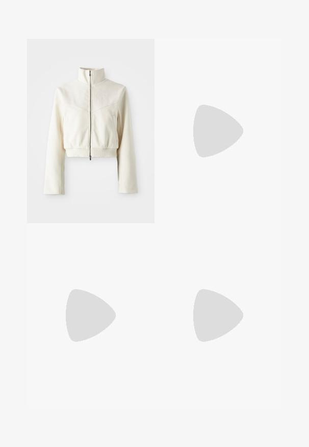 Pjautas kreminės spalvos fliso džemperis su aukštu apykakle, priekiniais užtrauktukais, guliantys kraštais ir subtiliu logotipu ant krūtinės; lygus paviršius ir šiuolaikinis dizainas.; Balta medvilnė marškinėliai su apvaliu kaklu ir trumpomis rankovėmis. Priekyje yra mažas juodas Nike logotipas. Paprastas ir nepuošnus dizainas.; Rožinės sportinės legginsai su aukštu liemeniu, turintys subtilių bangų raštų ir taškų akcentų palei šonus. Minkšta, elastinga medžiaga.; Išvaizdūs sportiniai bateliai šviesiai geltonos ir baltos spalvų, pagaminti iš tinklinės ir sintetinių medžiagų, apvalios formos ir su tekstūruotais padais.