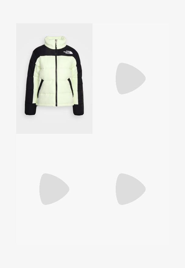 Černá a neonově zelená péřová bunda s vysokým límcem, zipem vpředu, bočními kapsami a logem na levé horní straně. Texturované panely vylepšují design.; Santa Cruz HEART WREATH MINI FRONT - Triko s potiskem - rose quartz; Pohodlné černé džíny z denimu s opraným vzhledem, pěti kapsami, zapínáním na knoflík v pase a prošíváním na přední straně a bocích.; Světle modré tenisky s krémovými akcenty, vyznačující se šněrováním, gumovou podrážkou a texturovaným gripem. Nosič má na sobě bílé ponožky do výšky kotníků na modrém povrchu.