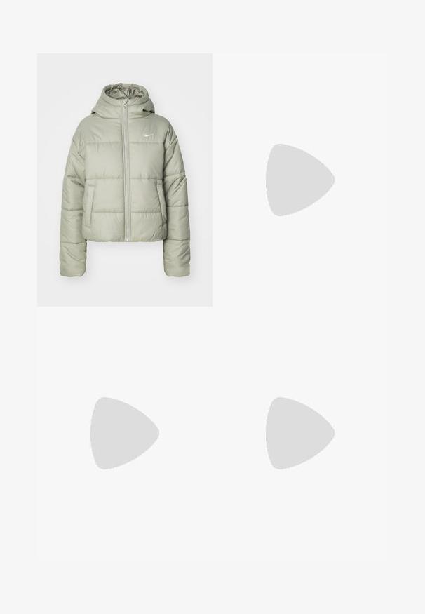 Gepolsterte, cropped Jacke in Hellgrün mit Kapuze. Verfügt über zwei Fronttaschen und einen Reißverschluss. Reflektierendes Nike-Logo auf der linken Brust.; Drei Tanktops in Mintgrün, Schwarz und Beige; aus geripptem Stoff mit Rundhalsausschnitt und ohne Ärmel. Markenlabel sichtbar.; Helle graue Cargo-Hose aus strukturiertem Stoff, mit einem elastischen Bund mit Kordelzug, seitlichen Taschen und Reißverschlüssen an den Knöcheln.; Weiße und silberne Nike-Sneaker aus Mesh-Gewebe, mit reflektierenden Akzenten und einer beigen Sohle. Getragen mit schwarzen Socken und stehend auf einer blauen Fläche.