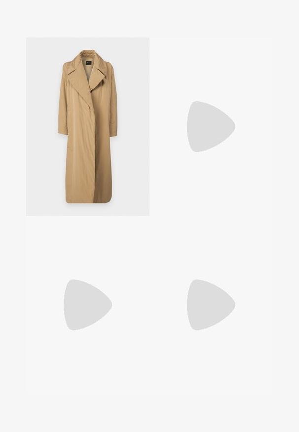 Hosszú bézs kabát széles gallérral és nyitott elülső résszel. Sima, könnyű anyagból készült, laza szabással és látható záródás nélkül.; Fehér, hosszú ujjú felső, széles, kerek nyakkivágással, sima anyagból készült. Minimalista dizájn jellemzi, látható minták vagy díszítések nélkül.; Beige szabott nadrág egyenes szabással, pliszékkel, derekújjjal és sima felülettel. Nincsenek látható zsebek vagy díszítések.; Fehér bőr lófarok, vastag fekete platform talppal, téglalap alakú ezüst csattal és látható varrás részletekkel a felső részen.