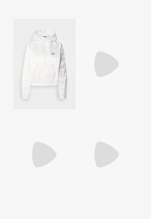 Hvit lett hettejakke med glidelås foran, elastiske mansjetter og snor i nederkant. Har subtile logodetaljer over stoffet.; Lys grønn bomulls t-skjorte med korte ermer og rund hals, med en liten brodert logo på venstre brystområde.; Grønne, utsvingte bukser laget av et glatt, strukturert stoff. Har knappelukking foran, beltehemper og to sidelommer.; Sorte patentlæder sneakers med hvid sål, med sorte snørebånd og et grønt broderet krokodille-logo på siden.