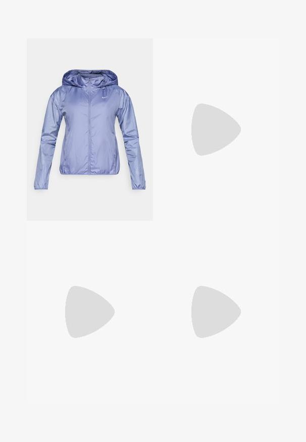 Lett, hettejakke i lys lilla, med en glatt, blank overflate. Har prikkete mønster på ermene og en glidelås foran.; Korteermet atletisk skjorte i lys lilla stoff, med rund hals og en liten hvit Nike-logo på venstre bryst.; Lyseblå ribbede leggings med høy midje og subtilt Nike-logo. Har en glatt tekstur og et figurnær design.; Lys blå og hvit Nike løpesko med sølvfarget swoosh, pustende mesh-overdel, polstret såle og svart yttersåle med mønster.