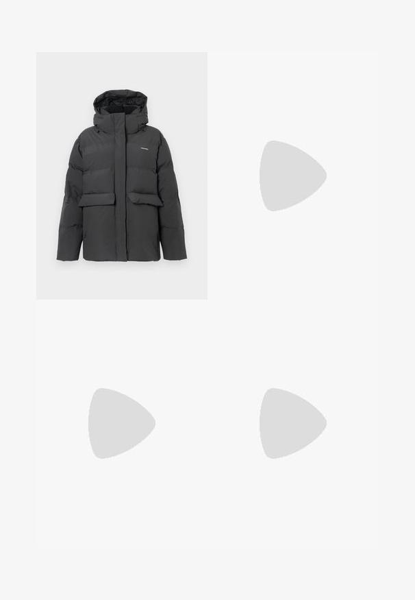 Μαύρο παλτό χειμώνα με επένδυση και κουκούλα, με μπροστινές τσέπες με καπάκι και πλήρη φερμουάρ, τοποθετημένο σε απλό λευκό φόντο.; Απαλό ροζ πλεκτό πουλόβερ με μακριά μανίκια, χαλαρή γραμμή και ελαφρώς κοντό τελείωμα σε απλό λευκό φόντο.; Σκούρο καφέ παντελόνι σε φαρδιά γραμμή με ψηλή μέση, που διαθέτει προσεκτικά πιεσμένες πτυχές, λείο υφή και καλή εφαρμογή.; Λευκά παπούτσια χαμηλού επάνω μέρους σε off-white απόχρωση με σχέδιο δέσιμου, λευκή επένδυση εσωτερικά και διακριτική πολύχρωμη διακόσμηση κατά μήκος της άκρης της σόλας, πλευρική όψη.