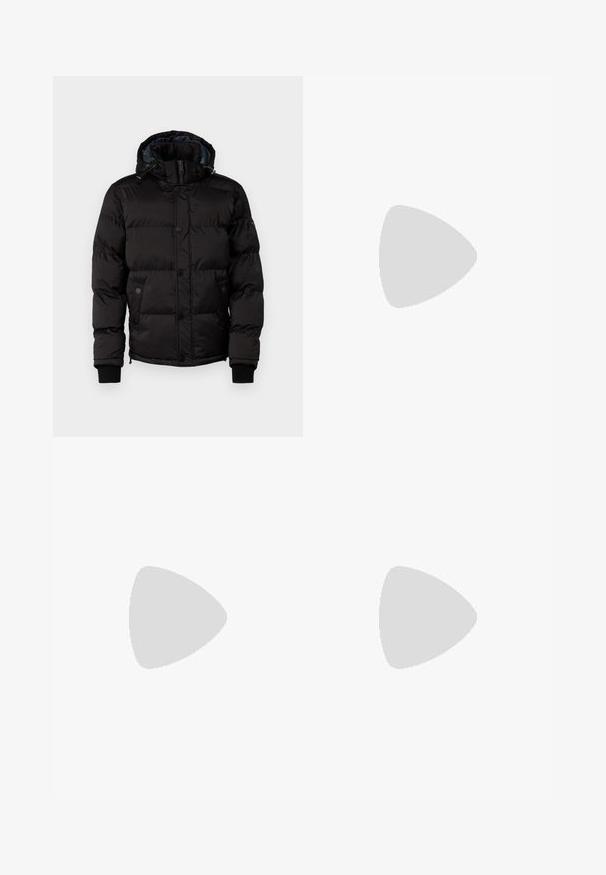 Guess STRETCH JACKET - Téli dzseki - jet black; Sötétkék póló V-nyakkal, eltérő bézs gallérral és ujjak mandzsettáival, valamint hímzett logóval a mellkasán. Puha anyagból készült.; Sötétkék farmernadrág egyenes szárú fazonnal, öt zsebbel és finom varrási részletekkel. Fém gombbal és cipzárral záródik.; Fekete sneaker, ami velúr és hálós anyagok keverékéből készült, vastag fehér talppal és fényvisszaverő részletekkel rendelkezik. Fűzős kialakítás, húzófüllel.