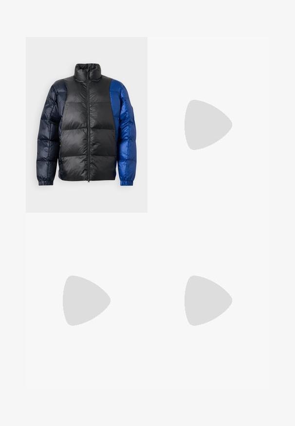 Padded jakna s visokim ovratnikom, kombinacijom crnog i plavog materijala, zatvaranjem na zatvarač i elastičnim manžetama s kviltanom teksturom.; Crna majica kratkih rukava s malim izvezenim bijelim zebrom na lijevoj strani prsnog koša i okruglim izrezom.; Crne donje hlače za trčanje s reljefnim pojasom u burgundi i plavoj boji, s bočnim džepovima na zip, s uskim dizajnom nogavica. Izrađene od mekog materijala.; Crne nubuk tenisice s vezanjem i kontrastnom bijelom gumenom potplatom. Imaju teksturirane bočne panele i suptilno brendiranje na peti.