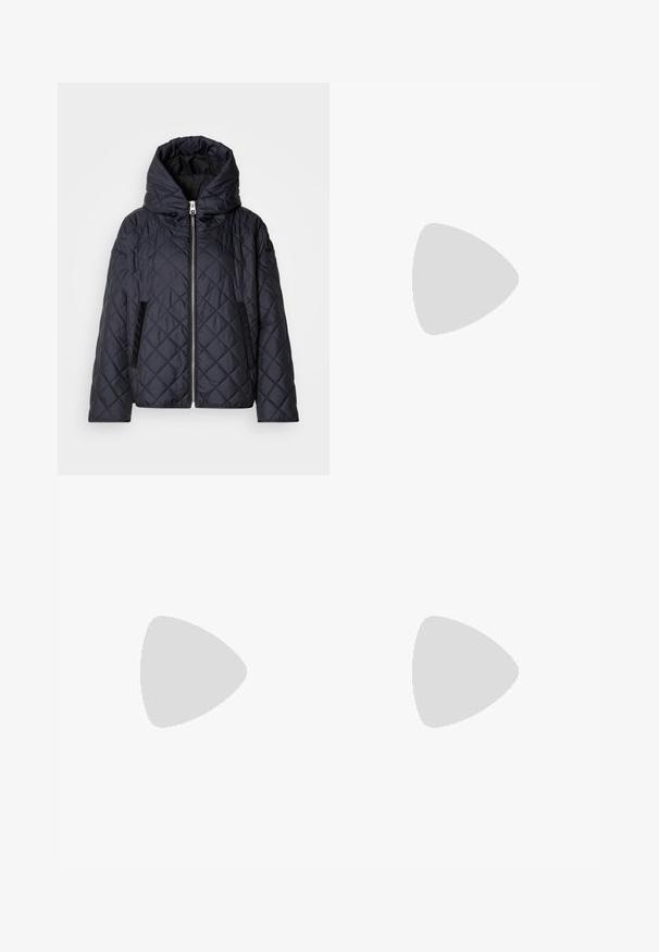 Casaco acolchoado em azul-marinho com gola alta, fecho de correr frontal e bolsos laterais. Feito de material liso e leve.; T-shirt de algodão azul-marinho com decote redondo, mangas curtas e um corte descontraído. Textura suave e design minimalista, sem padrões visíveis.; Os jeans de perna larga em azul claro, em tecido de denim, apresentam um fecho frontal com botão, um design de cinco bolsos e um leve desgaste para adicionar textura.; Sapatilha de couro preta com uma textura suave, sola grossa de cor creme, bico redondo e design clássico de atacadores. Detalhes de costura subtis.