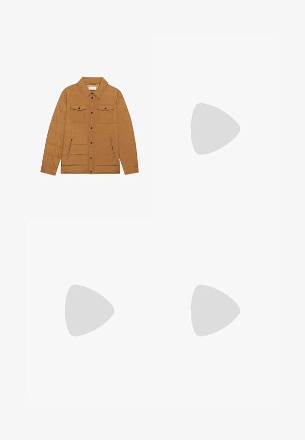 Giacca marrone trapuntata con colletto a punte, due tasche sul petto e due tasche laterali con zip, dotata di bottoni a pressione neri e una texture liscia.; Camicia bianca a maniche corte con zip, realizzata in tessuto testurizzato, caratterizzata da un colletto e due tasche frontali con pattine quadrate.; Tessuto verde oliva con una texture morbida; presenta una cintura elastica e tasche laterali; dettagli di cucitura liscia visibili.; Scarpe beige in suede senza lacci con punta arrotondata e cuciture decorative, dotate di suole in gomma testurizzata con piccoli accenti dorati.
