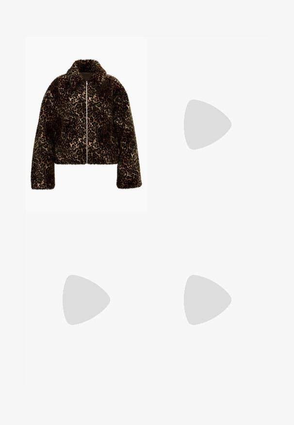 Jakke i pelskvalitet med leopardmønster, kort design, lange ermer og glidelås foran. Har krage og varierende brune toner.; Svart ermeløs tank topp laget av ribbet stoff, med rund hals og en hvit logo på brystet. Enkelt design uten mønstre.; Lys blå høytlivs vide jeans med knapp- og glidelås lukking foran, foran og bak lommer, på en hvit bakgrunn.; Mørkeblå semsket skinnsko med rund tå, snøring og kremfarget gummisåle. Kombinert med hvite ribbestrikkede sokker.