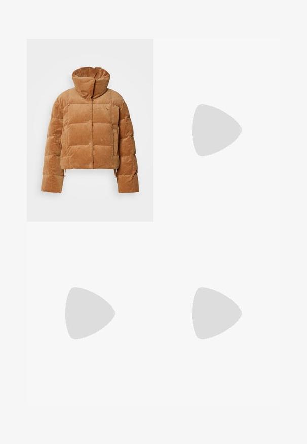 Casaco puffer de corduroy castanho com colarinho alto, apresentando um design boxy, frente botão e textura estriada. Um logótipo está em relevo no peito.; Top de alças finas, canelado e rosa claro, com decote quadrado e uma pequena etiqueta de logotipo na parte da frente.; Samsøe Samsøe SHELLY - Calças de ganga de corte relaxado - clear cream; Bota de tornozelo em couro bege com bico fino, sola preta, salto baixo e faixa com fivela dourada no lado externo, apresentada sobre fundo branco.