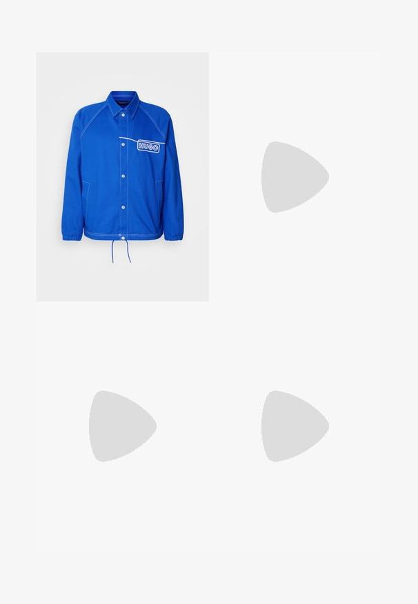 Zila jakas ar priekšējo pogu aizdari, divām sānu kabatām un baltu "HUGO" logo detaļu ar kontrastējošu šuvumu apkaklē un malās.; MOSCHINO Apdrukāts T-krekls - verde; Melnas šūtu bikses ar platu kāju dizainu, ar gludu tekstūru un asiem locījumiem, izgatavotas no austas auduma.; Melnā ādas mokasīni ir ar noapaļotu purngalu, šūšanas detaļām un nelielu zelta akcentu priekšpusē. Zole ir plaka un diskrēta.