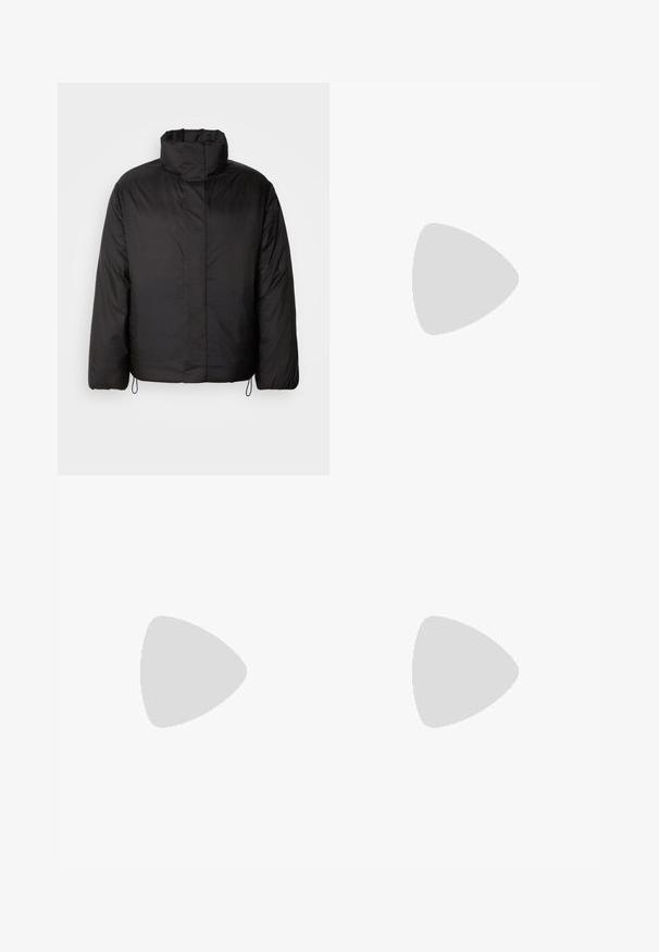 Must mustega jakk kõrge kraega, tõmblukk ees, pikad varrukad ja elastsed nöörid allääres. Siledast, kerge tekstuuriga.; Oranž polo särk, millel on krae, lühikesed varrukad, kaks nuppu ja reljeefne logo rinnal. Üksikult sile kangas.; Mustad denim püksid sirge säärega, nähtava õmblusega ja eesnupuga sulgur. Sisaldab kahte küljetaskut ja kahte tagataskut.; Must beemel levalis kingad ümarate varvastega, sileda pinnaga, minimaalsete õmblustega ja madala kummist kontsaga. Logo kontsa peal.