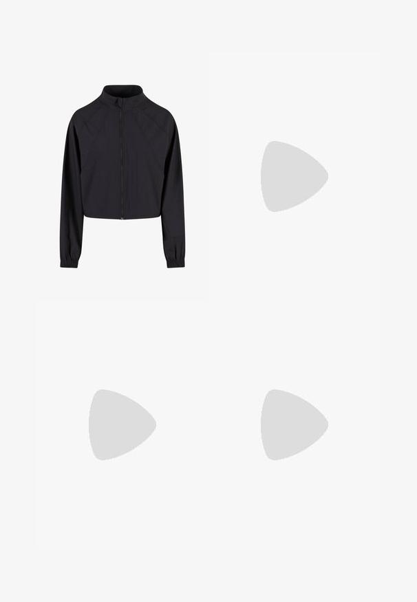Giacca nera corta in tessuto morbido, con colletto alto, zip frontale completa e polsini elasticizzati; design minimalista senza motivi.; T-shirt bianco corto, maniche corte, scollatura rotonda, realizzato in tessuto liscio, senza motivi visibili o accessori distintivi.; Leggings atletici rosa con vita alta, texture liscia e dettagli di cucitura minimi. Abbinati a sneakers bianche per creare contrasto.; Scarpa da ginnastica bianca con accenti argentati, upper in mesh e sintetico, ammortizzazione ad aria, fori per traspirabilità e suola in gomma.