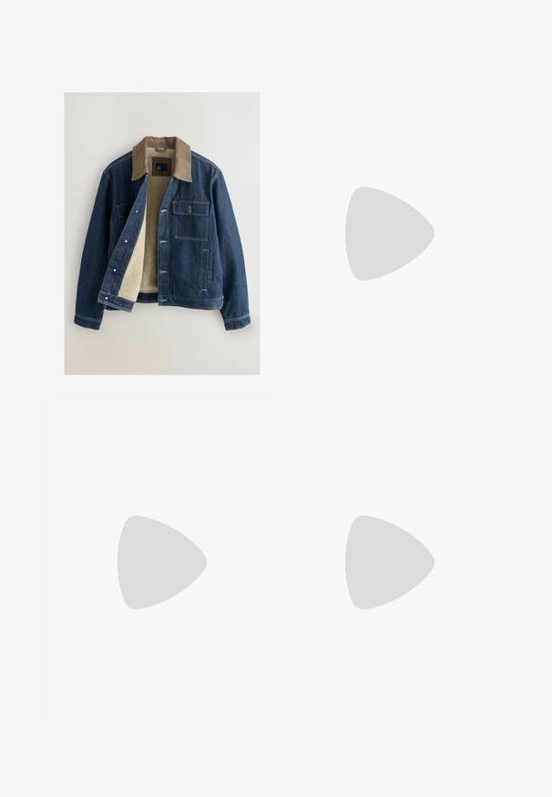 Jeansjacke mit heller Cordkragen, cremigem Fleece-Futter, Frontknopfverschluss und zwei Brusttaschen. Verstärkter Nähdetail.; Himmelblaues Langarmhemd aus strukturiertem Stoff; verfügt über einen klassischen Kragen und eine Knopfleiste, mit einem leicht lockeren Schnitt.; Helle blaue Denim-Jeans mit lässiger Passform, geradem Beindesign, Fünf-Taschen-Stil und dezentem Verblassen des Stoffes.; Beige Wildleder Schnürschuhe mit runder Zehenform, kontrastierenden Nähten und einer dicken Gummisohle mit einem Profilmuster für besseren Halt.