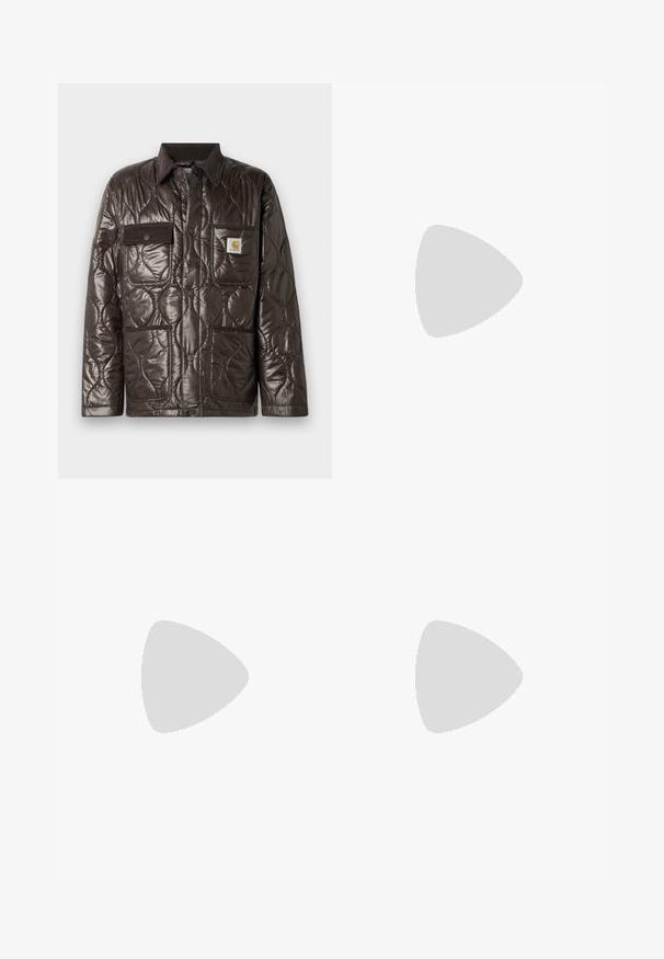 Chaqueta marrón acolchada con material brillante, cuello de pana, bolsillo en el pecho y dos bolsillos delanteros. Cuenta con botones a presión y un parche con el logo.; Camisa de manga corta a cuadros en beige y marrón, con cuello abotonado, bolsillo de parche y un corte relajado con patrón de cuadrícula.; Pantalones de pierna ancha marrones hechos de algodón, con un clásico diseño de cinco bolsillos, cremallera y detalles de costura visibles.; Zapatillas de corte bajo elegantes en ante color naranja quemado con detalles en cuero marrón y suela de goma blanca en contraste. Punta redonda y cinco ojales para los cordones.