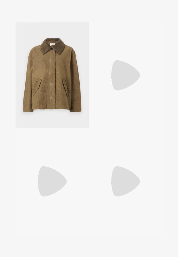 Brūna vaskota jak un ar kordūras apkakli, ar divām slīpām sānu kabatām un brīvu, kvadrātveida piegriezumu. Mīksta tekstūra ar nedaudz nolietotu izskatu.; Baltas īsais T-krekls, kas izgatavots no kokvilnas, ar īsām piedurknēm un grafisku apdruku ar tekstu "ACRESI" un horizontālu oranžu joslu.; Jūras spēku vēja uzvalka bikses ar elastīgu jostu, regulējamiem manšetes un gludu, vieglu materiālu. Pilna garuma dizains bez kabatām.; Melni ādas sandales ar zelta sprādzēm, ar vairākām siksnām un plakanu zoli, piemērotas valkāšanai ar atvērtu purngala.