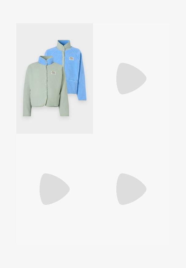 Divas divas: viena piparmētru zaļa ar gludu tekstūru un pogām, un otra gaiši zila pūkaina vilna ar apkakli un izšūtu logo.; Balta kokvilnas t-kreklu ar melnu uzrakstu "STONE", kam priekšpusē ir zaļi un rozā grafiskie akcenti, un brīvs piegriezums. Īsas piedurknes.; Plaša kājiņu, zila denima bikses ar augstu jostasvietu, kas satur piecas kabatas, pogu aizdari un smalku izbalēšanu tekstūras radīšanai.; Sporta apavi ar gaiši pelēku sietu augšējo daļu un zamša akcents, baltiem šņorēm un melnu gumijas zoli. Ievērojamas ABZORB amortizācijas detaļas.