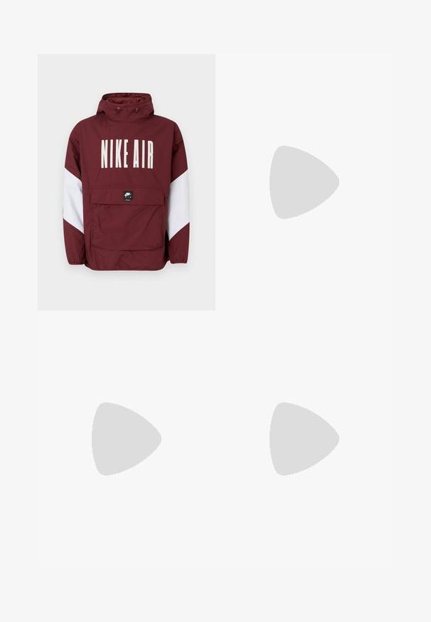 Červená bunda Nike Air s kapucí, velké bílé logo na přední části a bílé akcenty na rukávech. Obsahuje přední kapsu a elastické manžety.; Taupe bavlněné tričko s volným střihem, krátkými rukávy a kulatým výstřihem. Na hrudi se nachází malé oranžové logo "bareen".; Černé teplákové kalhoty s elastickým pasem, volným střihem, manžetami na kotnících, hladkým povrchem a bez viditelných vzorů či kovových detailů.; Bílé tenisky Nike Air Max 90 s vrchním materiálem z textilu a kůže, perforovanou špičkou a viditelnou vzduchovou jednotkou v patě.