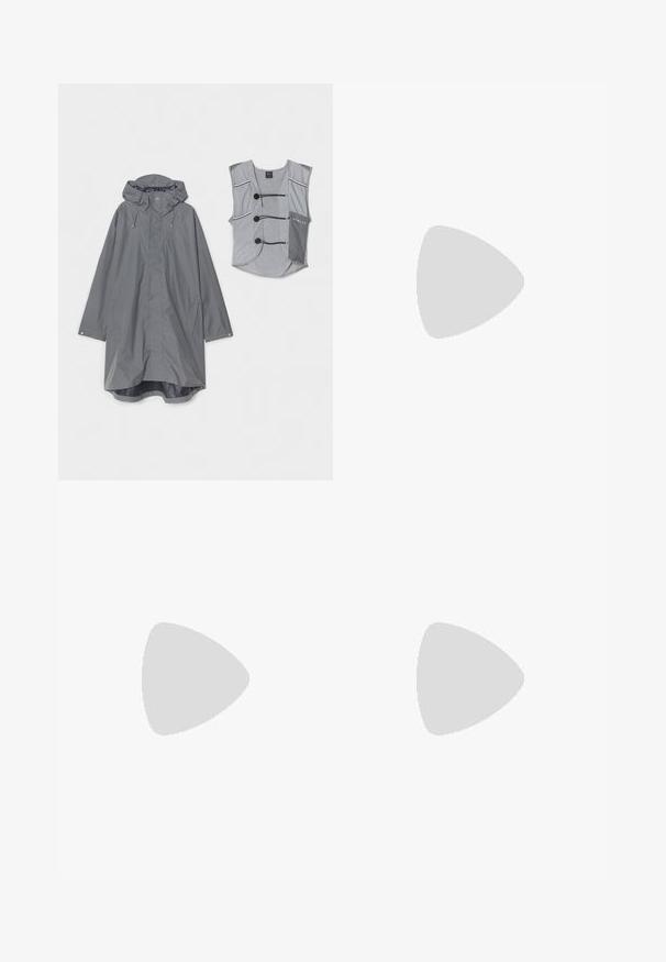Imperméable gris avec capuche, manches longues et poches latérales. Accompagné d'un gilet sans manches gris avec fermeture à bouton et détail de poche.; Haut à manches longues gris clair avec un col rond, des poignets élastiques et une poche plaquée texturée avec fermeture éclair sur le devant.; Pantalons en tissu léger et respirant de couleur gris clair avec une taille élastique, des poches latérales et un passepoil gris contrastant le long des coutures. Design à coupe ample.; Baskets légères avec une tige en mesh beige et blanc, dotées d'une semelle texturée, d'un système de laçage élastique et d'un soutien de talon prononcé.