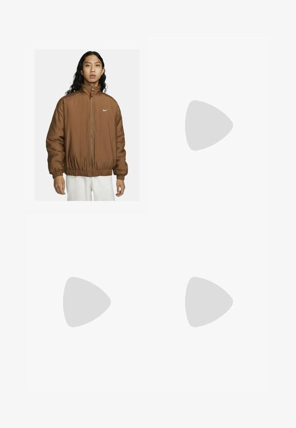 Hnědá prošívaná bunda s vysokým límcem, předním zipem a elastickými manžetami a spodním lemem. Obsahuje malé bílé logo Nike na hrudi.; Dvě trička s dlouhým rukávem: jedno v béžové a jedno v černé. Měkká, elastická tkanina s kulatým výstřihem a minimalistickým designem.; Lehké cargo kalhoty v taupe barvě, s elastickým pasem, bočními kapsami a decentním logem značky.; Bílé sportovní boty s texturovanými překryvy, masivní podrážkou a šedými akcenty. Na nohou mají bílé ponožky a zelené šortky na modrém povrchu.