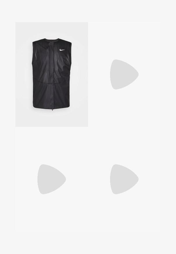 Nike Golf M NK SFADV VEST - Casaco impermeável - black/black/anthracite/white; Camisa polo branca da Nike com colarinho clássico, três botões pretos e um pequeno logótipo preto no lado superior esquerdo. Mangas curtas, textura suave.; Calças ajustadas de tom bege claro com uma textura suave, pernas retas e fechos de zip na altura do tornozelo. Apresentam um frente lisa e passadores para cinto na cintura.; Sapatilha desportiva Nike Free G em branco, preto e amarelo. Apresenta um cabedal texturizado, design com atacadores e uma sola flexível com tração.