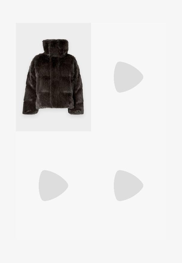 Jachetă din blană artificială gri închis, cu guler înalt, design matlasat și material texturat. Mânecuțele sunt ușor largi și căptușite.; Pulover tricotat cu mânecă lungă de culoare gri închis, cu guler rotund, manșete ajustate și un tiv cu aspect striat. Textură netedă fără modele sau embellismente vizibile.; Filippa K WIDE TROUSERS - Pantaloni - driftwood; Mocasini din piele neagră cu o textură netedă, vârf rotund și o curea decorativă peste partea superioară. Toc mic, design minimalist.