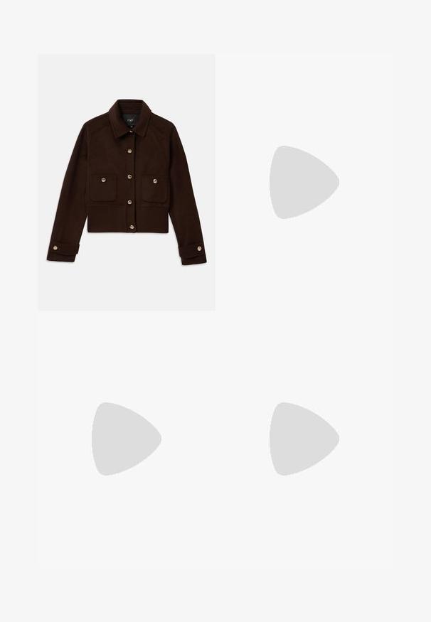 Tummanruskea lyhythihainen takki, jossa on pitkät hihat, napitettu etuosa ja hihansuut, sekä kaksi nappikiinnitteistä läpällistä taskua rinnassa.; Harmaa neulepolo, jossa on lyhyt hiha, ribattu pinta ja koristeellinen helmikaulus. Edessä kolme nappia.; Vaihdeofihousut vaaleassa beige-kankaassa, jossa on teksturoitu, kudottu kuvio. Ominaisuuksiin kuuluu etu vyötärö ja ei näkyviä kiinnityksiä.; Maje Korolliset sandaalit - noir; Musta nahkakäekott, millel on frantsiisidetailid, kuldne õlgade rihm ja lõikega käepide. Ees on logo paigutus.