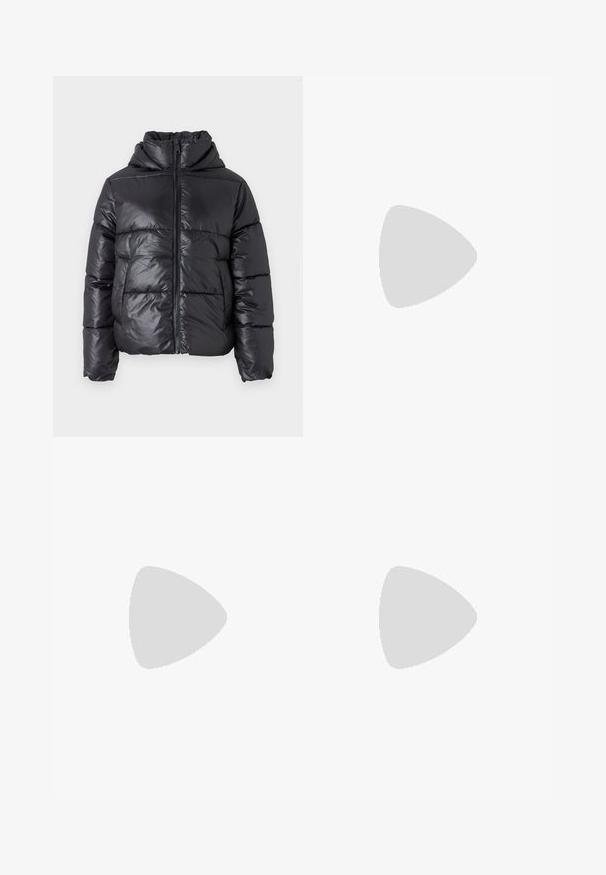 Melna pūkaina jaka ar spīdīgu virsmu, rāvējslēdzēja priekšpusi un augstu apkakli. Iekļauj horizontālu quilted dizainu un elastīgas aproces.; Balta bezpiedurkņu topiņš no ribotā auduma, ar noapaļotu kakla izgriezumu un pieguļošu siluetu, ar minimālām šuvēm un bez rotājumiem.; Gai zilu džinsu platās kājas bikses ar augstu jostu, divām priekšējām kabatām un smalkām šuvēm. Satur pogas aizdari un jostas cilpas.; Melni ādas potītēm zābaki ar apļveida purngalu, auklām priekšpusē un biezu gumijas zoli ar teksturētu protektoru. Velkšanas cilpa aizmugurē.; Melnas ādas saķeres soma ar atloku un zelta metāla sprādzi. Ietver melnu siksnu un elegantu, minimālistisku dizainu.; Sudraba gredzenveida auskari ar savītu dizainu, kas ir ar pulētu apdari un ar aizmugurēju fiksāciju. Izmērs ir aptuveni 3 cm diametrā.